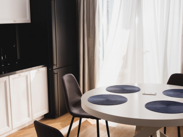 Round Dining Tables vs. Rectangular Dining Tables: Which is Right for Your Singapore Home?